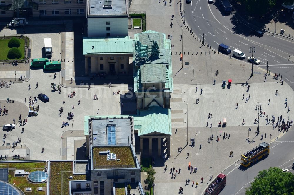 Berlin von oben - Sehenswürdigkeit und Wahrzeichen Brandenburger Tor am Pariser Platz im Ortsteil Mitte von Berlin