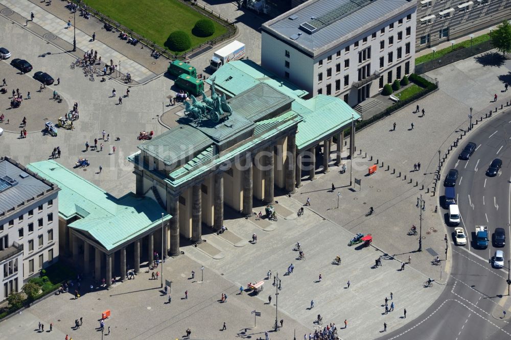 Luftaufnahme Berlin - Sehenswürdigkeit und Wahrzeichen Brandenburger Tor am Pariser Platz im Ortsteil Mitte von Berlin