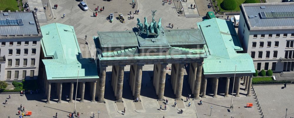 Luftbild Berlin - Sehenswürdigkeit und Wahrzeichen Brandenburger Tor am Pariser Platz im Ortsteil Mitte von Berlin