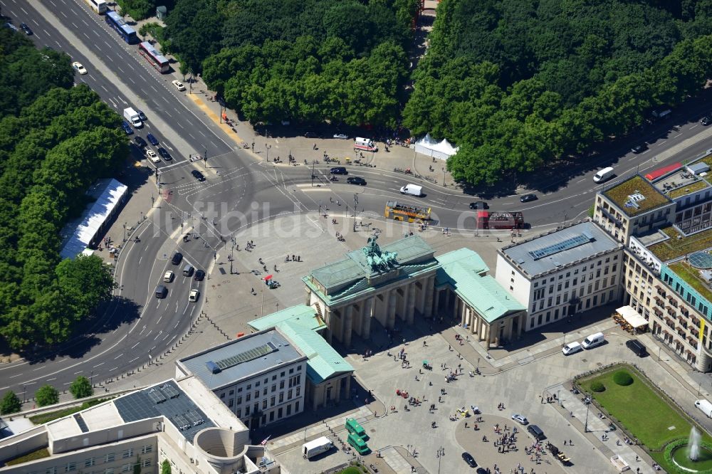 Berlin von oben - Sehenswürdigkeit und Wahrzeichen Brandenburger Tor am Pariser Platz im Ortsteil Mitte von Berlin