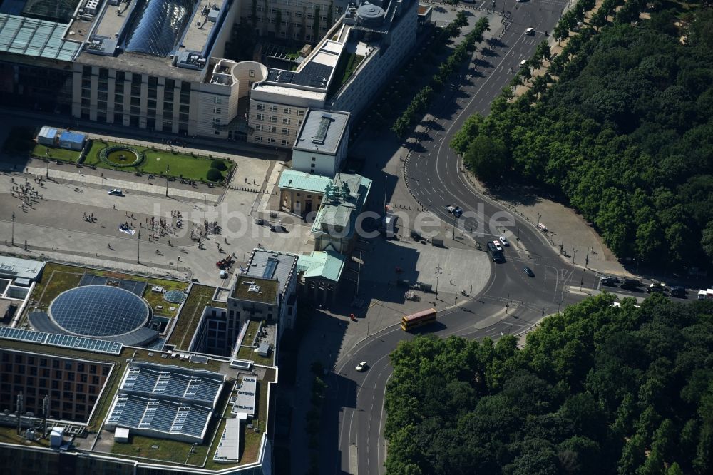 Luftbild Berlin - Sehenswürdigkeit und Wahrzeichen Brandenburger Tor am Pariser Platz im Ortsteil Mitte von Berlin