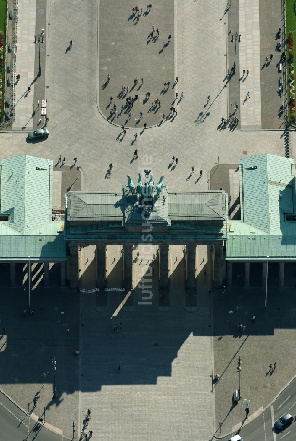 Luftaufnahme Berlin - Sehenswürdigkeit und Wahrzeichen Brandenburger Tor am Pariser Platz im Ortsteil Mitte von Berlin