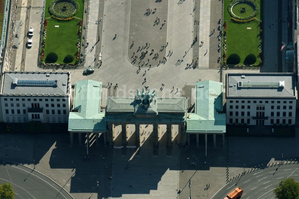 Berlin von oben - Sehenswürdigkeit und Wahrzeichen Brandenburger Tor am Pariser Platz im Ortsteil Mitte von Berlin