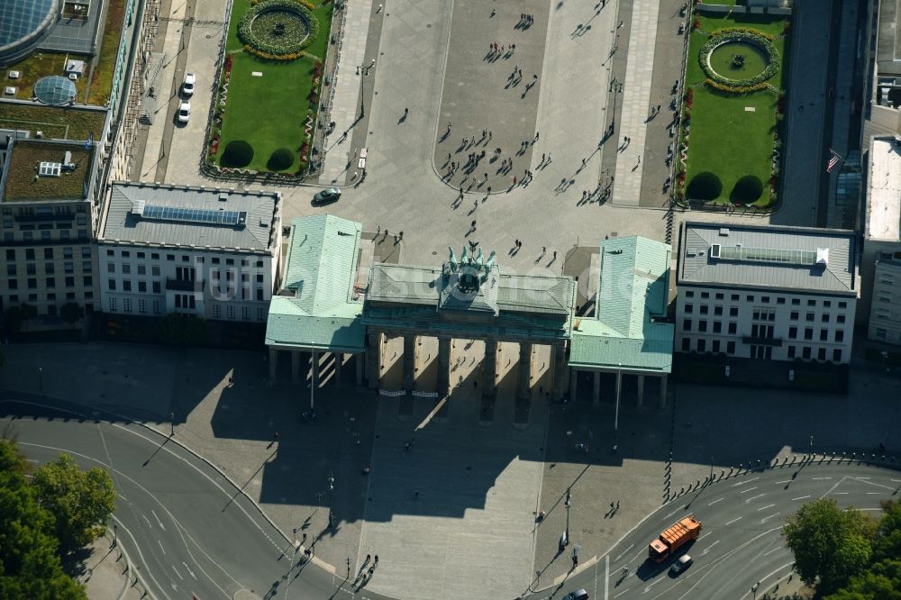 Berlin aus der Vogelperspektive: Sehenswürdigkeit und Wahrzeichen Brandenburger Tor am Pariser Platz im Ortsteil Mitte von Berlin