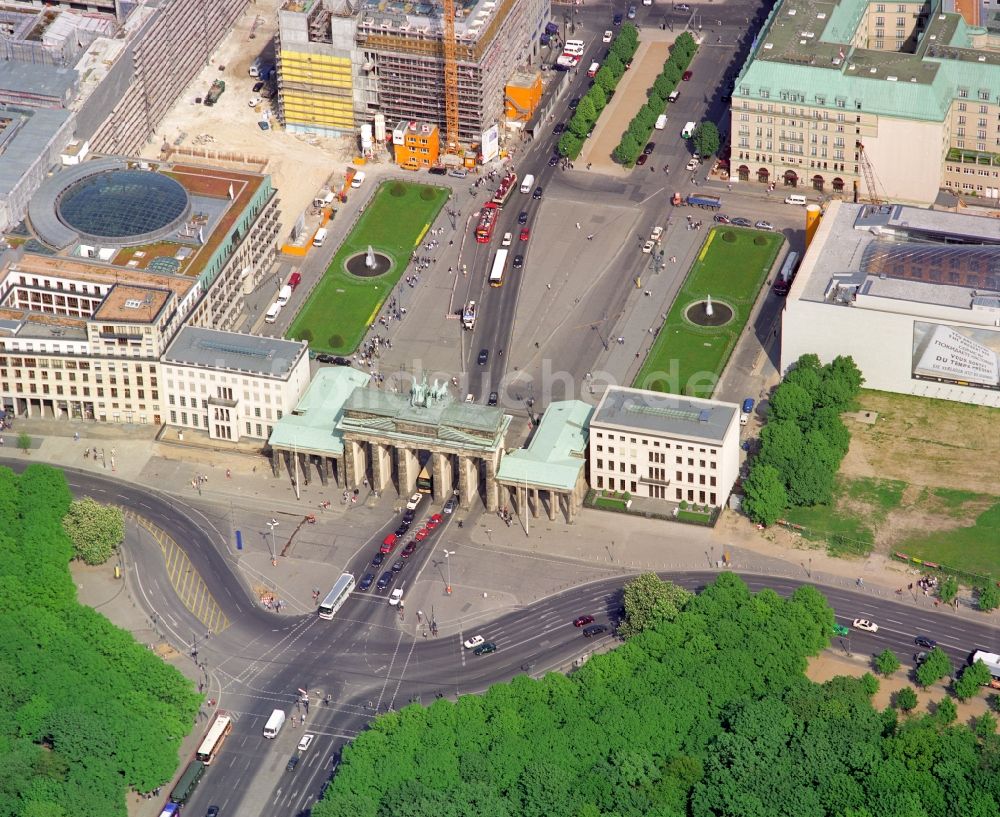 Berlin von oben - Sehenswürdigkeit und Wahrzeichen Brandenburger Tor am Pariser Platz im Ortsteil Mitte von Berlin