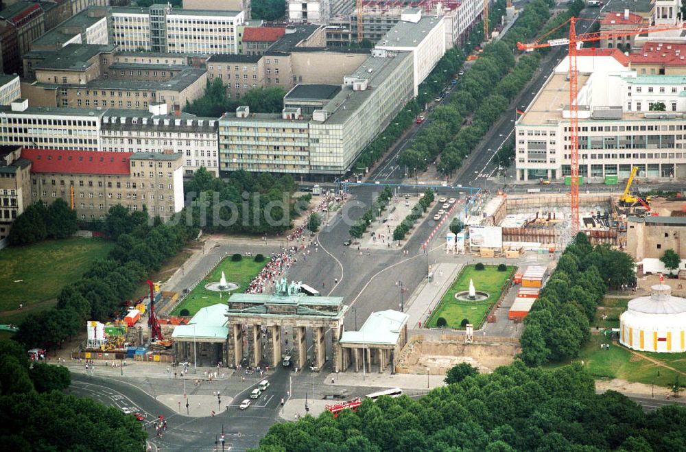 Berlin von oben - Sehenswürdigkeit und Wahrzeichen Brandenburger Tor am Pariser Platz / Unter den Linden in Berlin-Mitte