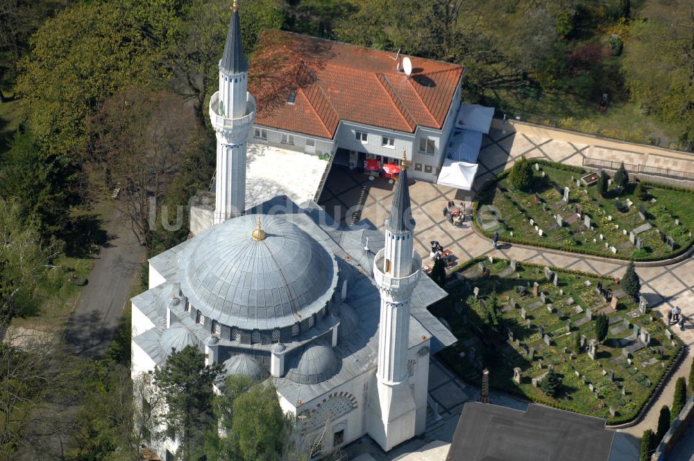 Luftaufnahme Berlin - Sehitlik- Moschee am Columbiadamm in Berlin - Tempelhof