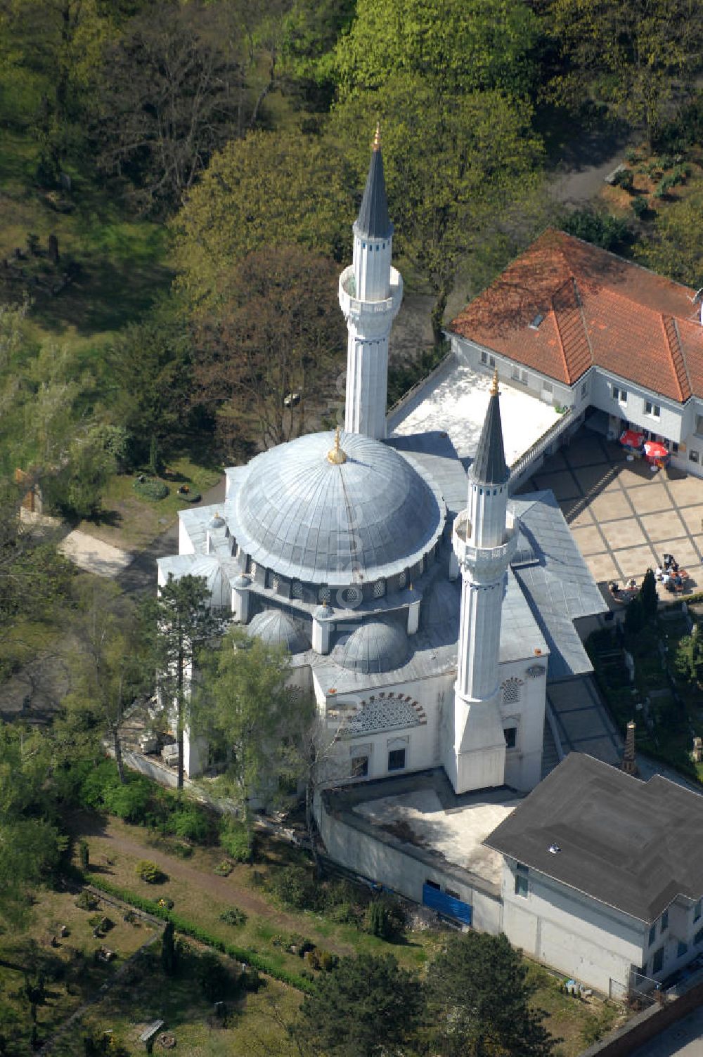 Berlin aus der Vogelperspektive: Sehitlik- Moschee am Columbiadamm in Berlin - Tempelhof