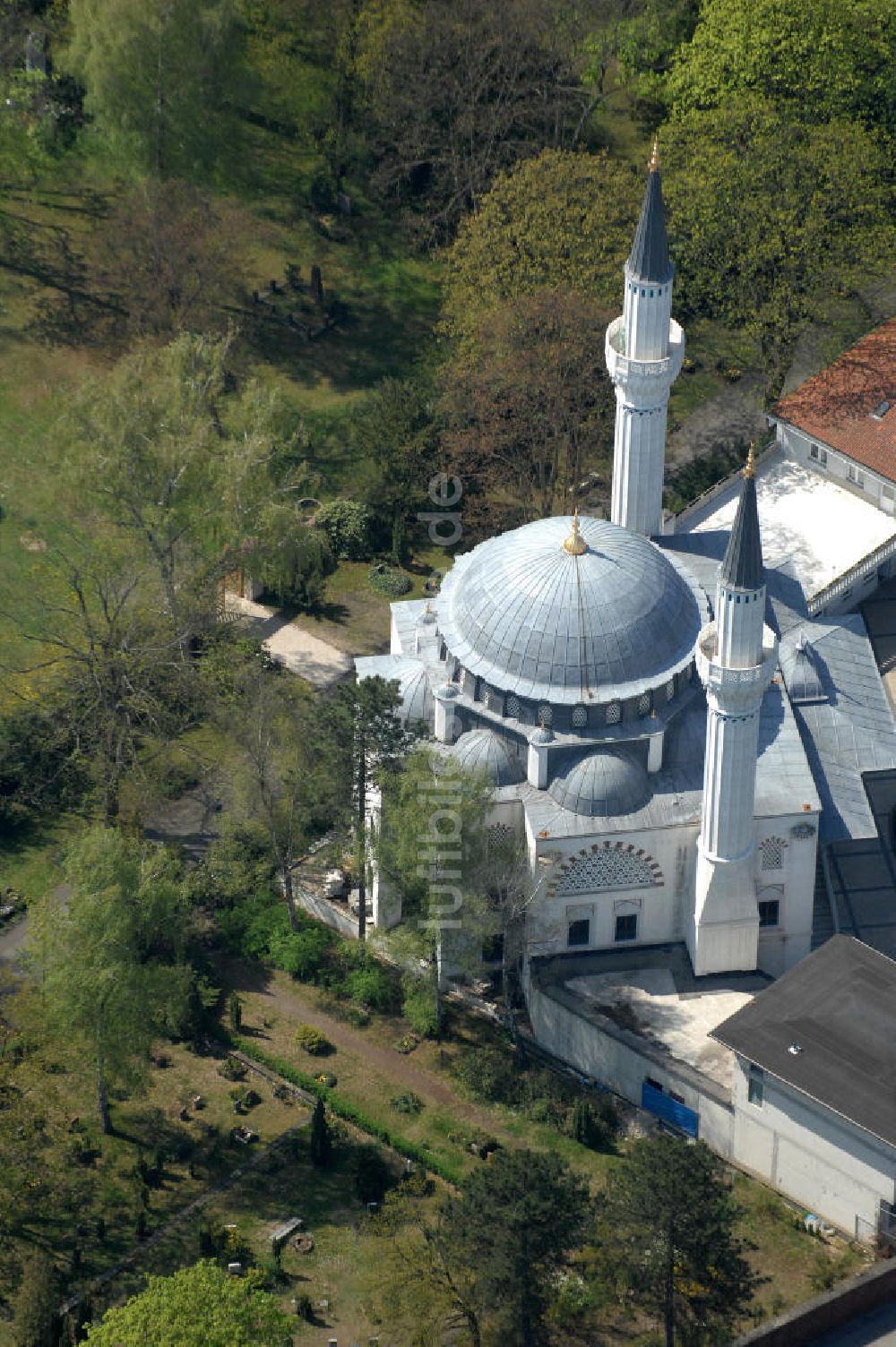 Luftaufnahme Berlin - Sehitlik- Moschee am Columbiadamm in Berlin - Tempelhof