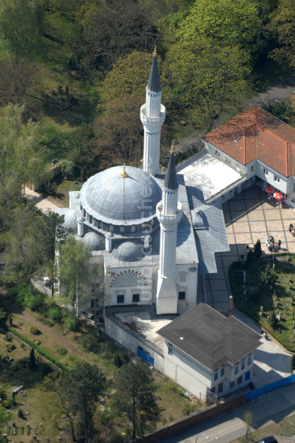 Berlin von oben - Sehitlik- Moschee am Columbiadamm in Berlin - Tempelhof