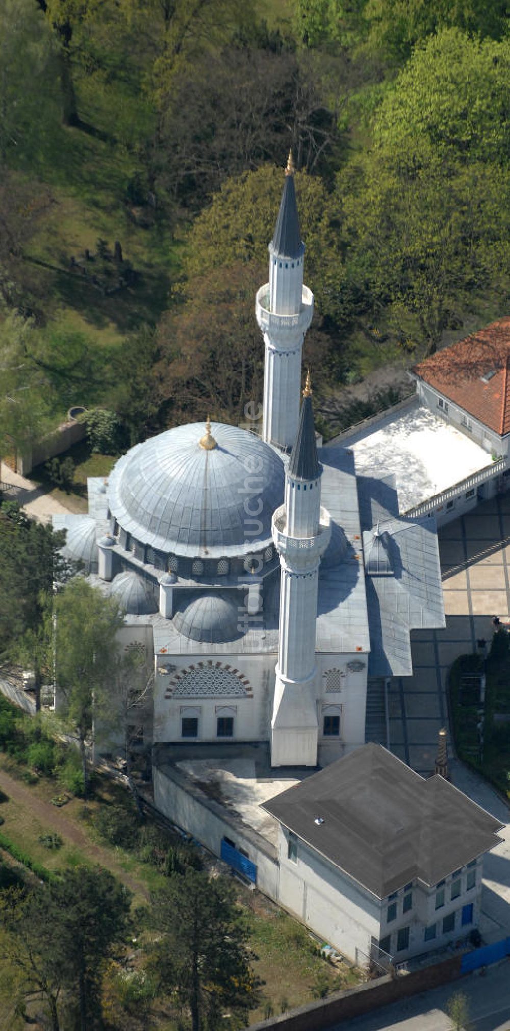 Berlin aus der Vogelperspektive: Sehitlik- Moschee am Columbiadamm in Berlin - Tempelhof