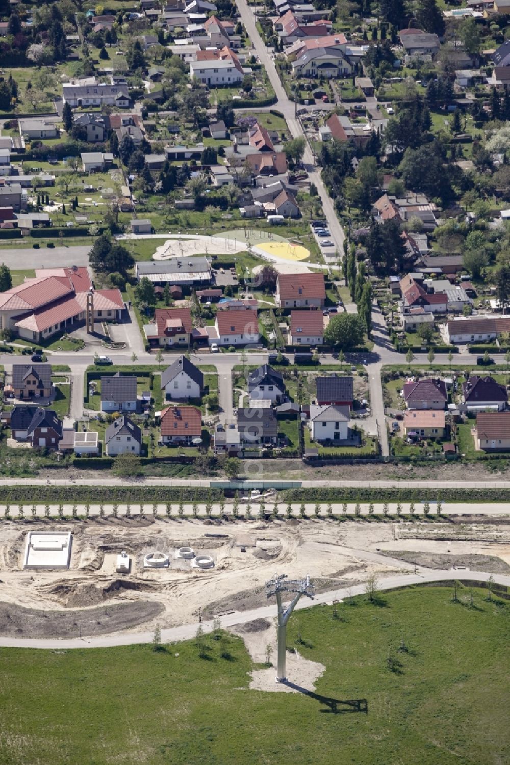 Berlin von oben - Seilbahn- Stütze im westlichen Bereich des Geländes der IGA 2017 im Bezirk Marzahn-Hellersdorf in Berlin