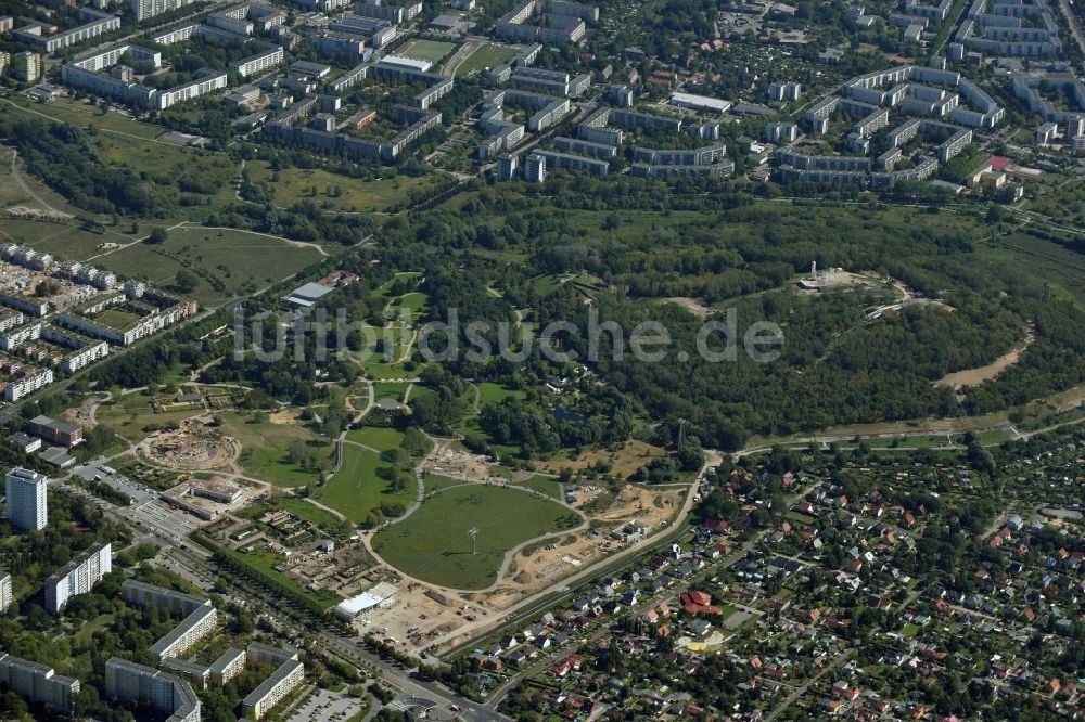 Berlin von oben - Seilbahnstation und Bauarbeiten am Gelände der Internationalen Gartenausstellung IGA 2017 im Bezirk Marzahn-Hellersdorf in Berlin