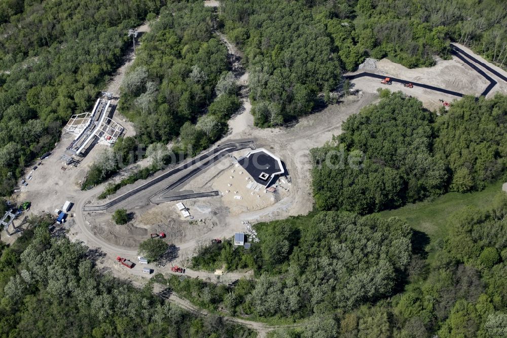 Berlin von oben - Seilbahnstation und Bauarbeiten auf dem Kienberg am Gelände der Internationalen Gartenausstellung IGA 2017 im Bezirk Marzahn-Hellersdorf in Berlin