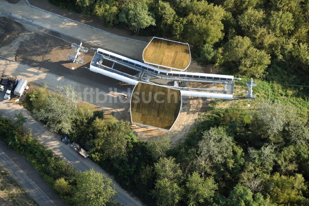 Luftbild Berlin - Seilbahnstation und Bauarbeiten auf dem Kienberg am Gelände der Internationalen Gartenausstellung IGA 2017 im Bezirk Marzahn-Hellersdorf in Berlin