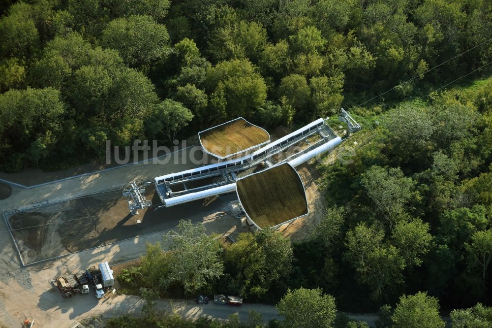 Berlin von oben - Seilbahnstation und Bauarbeiten auf dem Kienberg am Gelände der Internationalen Gartenausstellung IGA 2017 im Bezirk Marzahn-Hellersdorf in Berlin