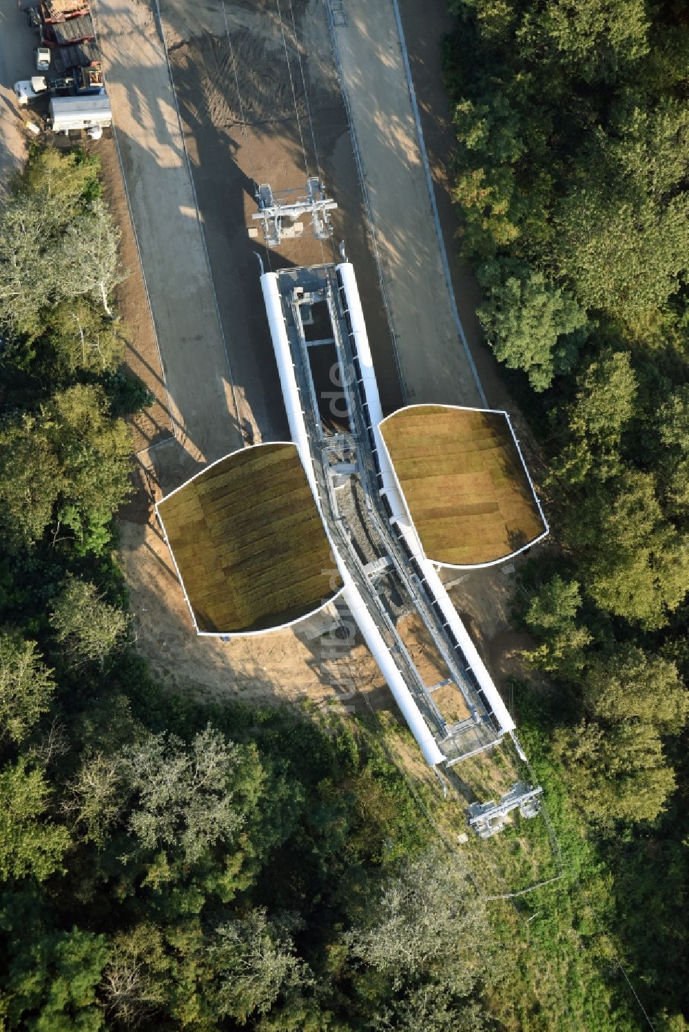 Luftbild Berlin - Seilbahnstation und Bauarbeiten auf dem Kienberg am Gelände der Internationalen Gartenausstellung IGA 2017 im Bezirk Marzahn-Hellersdorf in Berlin