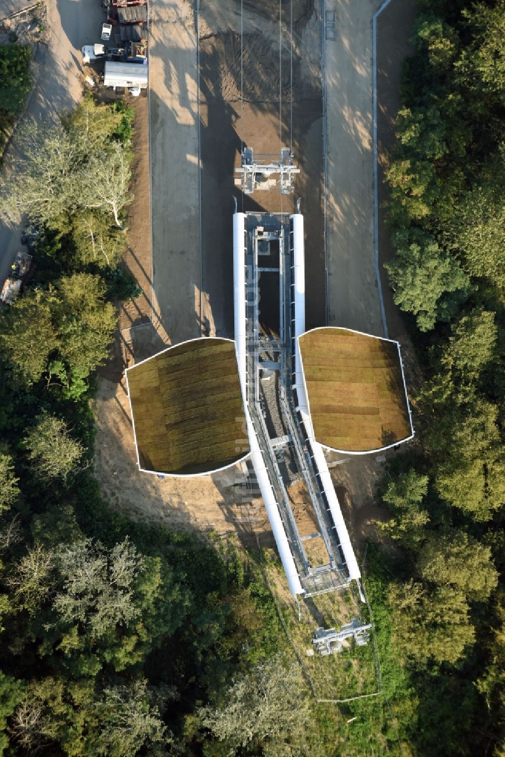 Luftaufnahme Berlin - Seilbahnstation und Bauarbeiten auf dem Kienberg am Gelände der Internationalen Gartenausstellung IGA 2017 im Bezirk Marzahn-Hellersdorf in Berlin