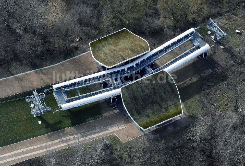 Berlin von oben - Seilbahnstation und Bauarbeiten auf dem Kienberg am Gelände der Internationalen Gartenausstellung IGA 2017 im Bezirk Marzahn-Hellersdorf in Berlin