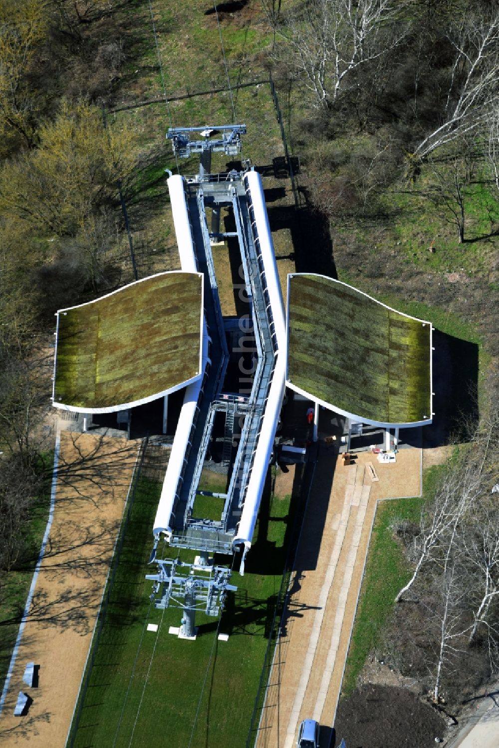 Berlin von oben - Seilbahnstation und Bauarbeiten am Kienberg am Gelände der Internationalen Gartenausstellung IGA 2017 im Bezirk Marzahn-Hellersdorf in Berlin