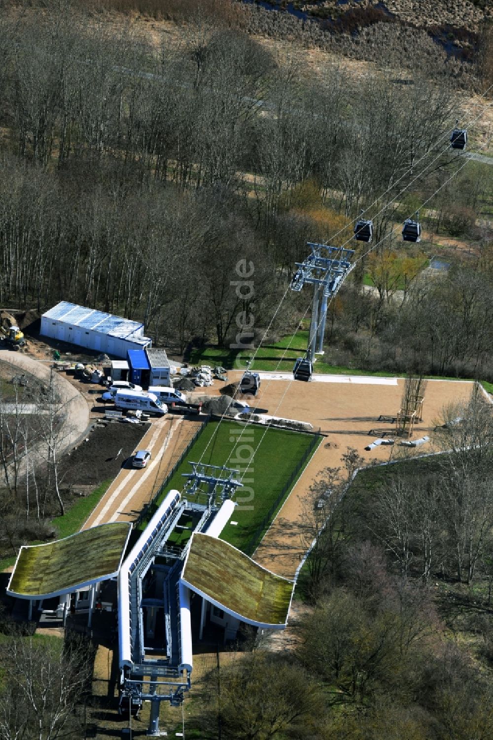 Luftaufnahme Berlin - Seilbahnstation und Bauarbeiten am Kienberg am Gelände der Internationalen Gartenausstellung IGA 2017 im Bezirk Marzahn-Hellersdorf in Berlin