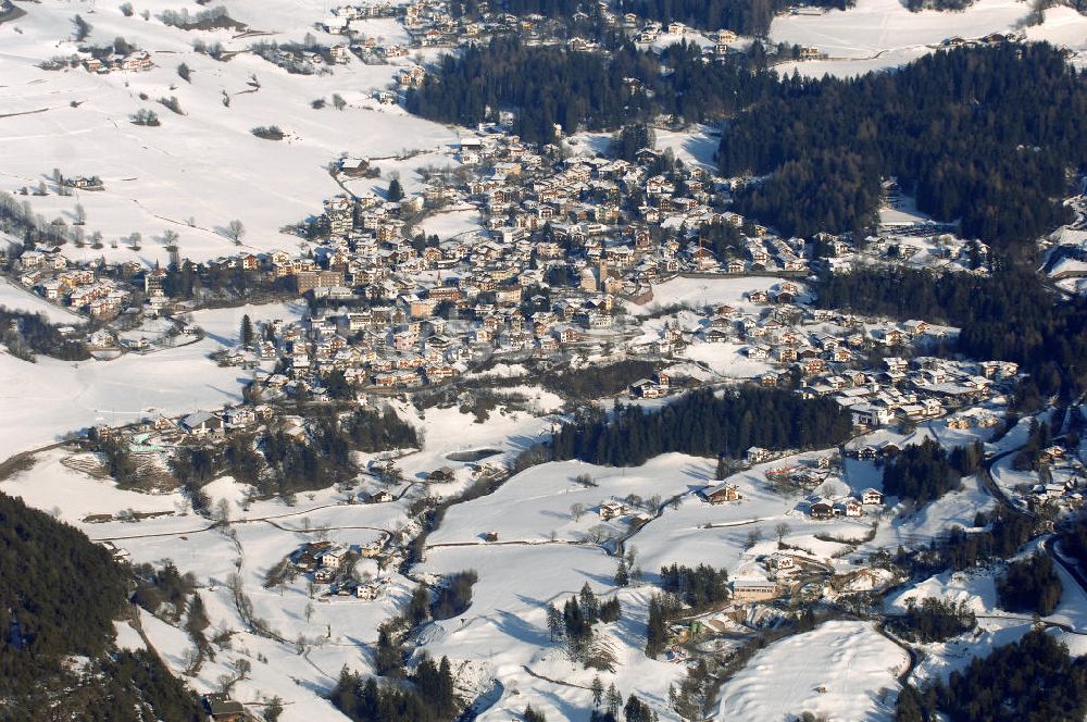 Seis aus der Vogelperspektive: Seis am Schlern (Siusi allo Sciliar) in Kastelruth (Castelrotto) in Italien