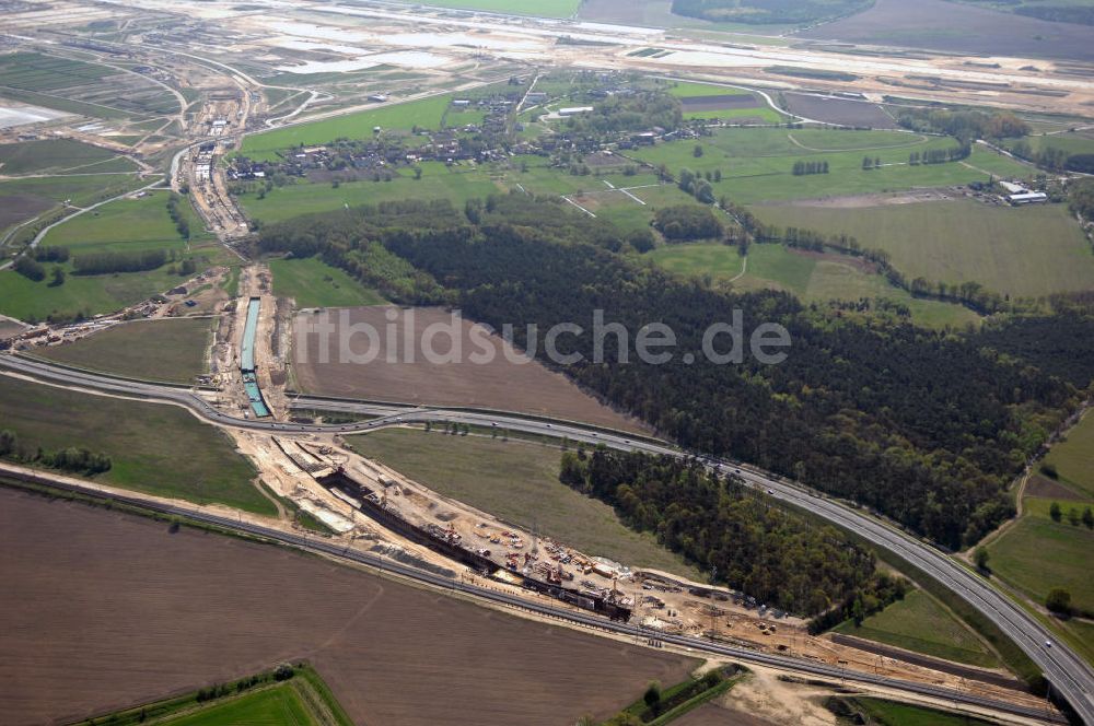 SELCHOW aus der Vogelperspektive: Selchower Kurve der Deutschen Bahn beim Anschluß des Flughafens Schönefeld BBI