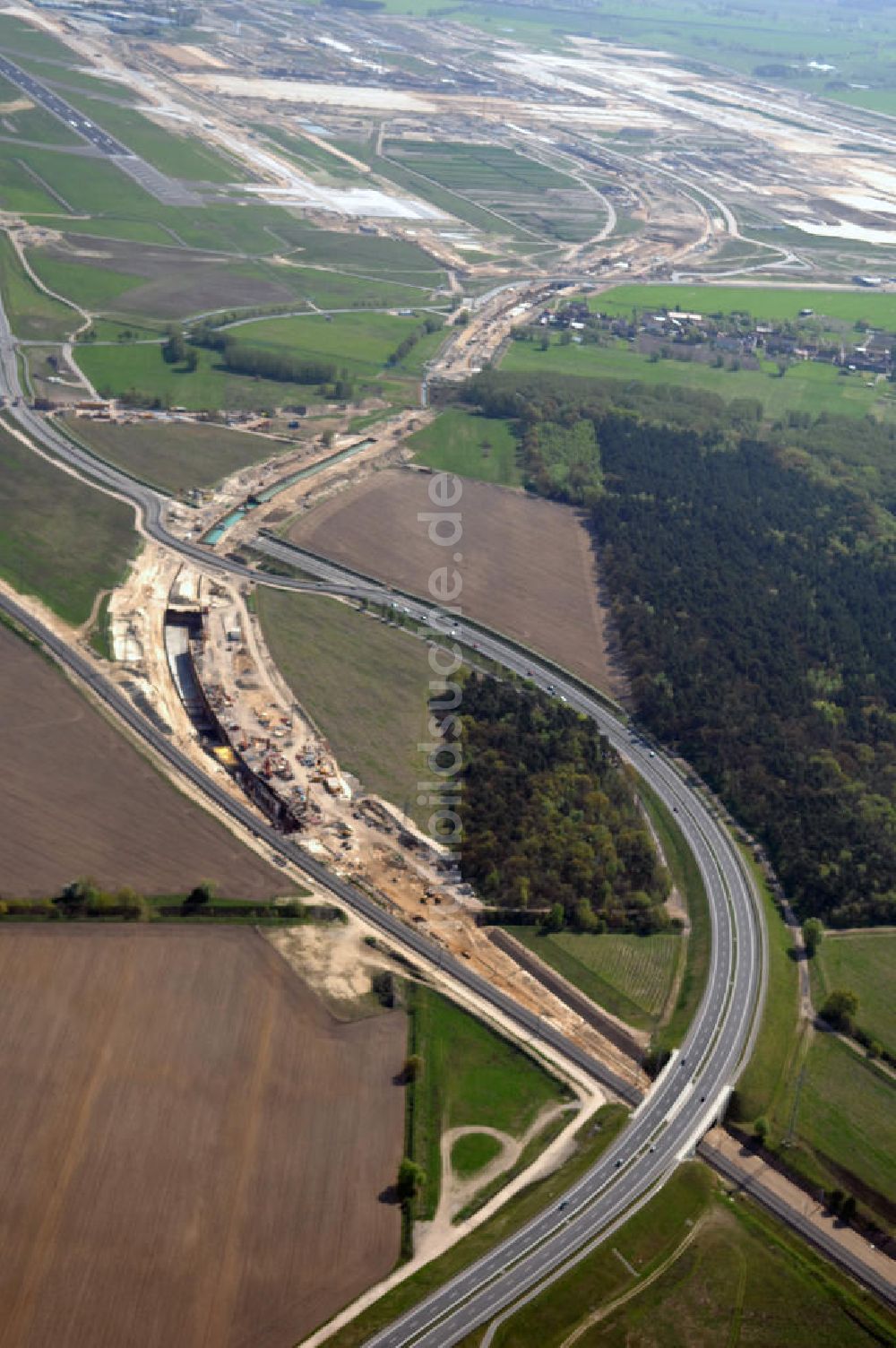 Luftaufnahme SELCHOW - Selchower Kurve der Deutschen Bahn beim Anschluß des Flughafens Schönefeld BBI