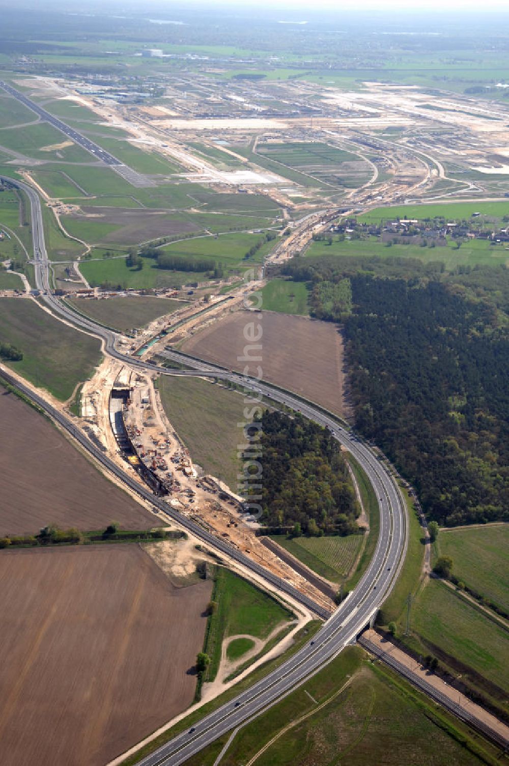 SELCHOW von oben - Selchower Kurve der Deutschen Bahn beim Anschluß des Flughafens Schönefeld BBI