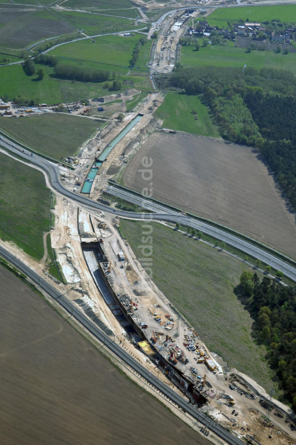 SELCHOW von oben - Selchower Kurve der Deutschen Bahn beim Anschluß des Flughafens Schönefeld BBI