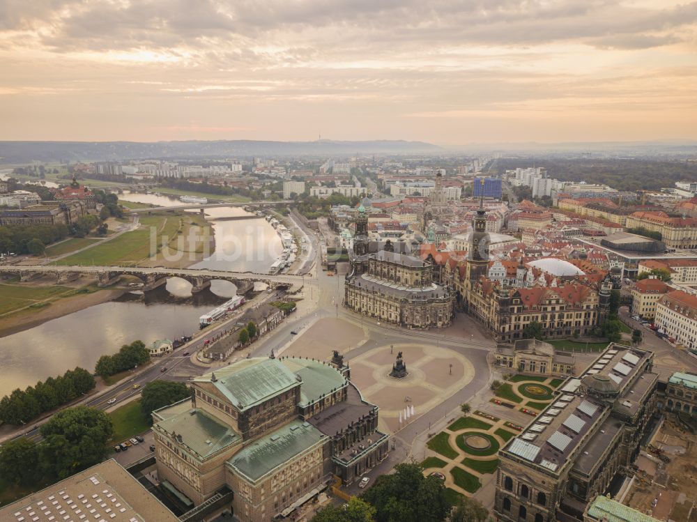 Dresden von oben - Semperoper am Theaterplatz in Dresden im Bundesland Sachsen, Deutschland