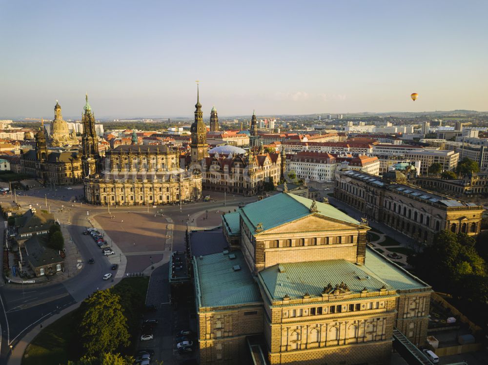 Dresden aus der Vogelperspektive: Semperoper am Theaterplatz in Dresden im Bundesland Sachsen, Deutschland