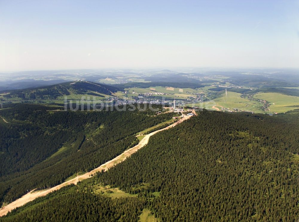 Keilberg Klinovec aus der Vogelperspektive: Sendeturm und Wintersporteinrichtungen auf der Kuppe des Keilberg ( Klinovec ) im Erzgebirge in Tschechien