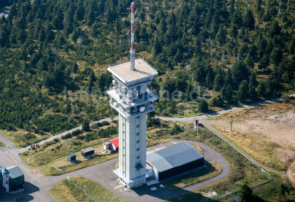 Jáchymov aus der Vogelperspektive: Sendeturm und Wintersporteinrichtungen auf der Kuppe des Keilberg ( Klinovec ) im Erzgebirge in Tschechien