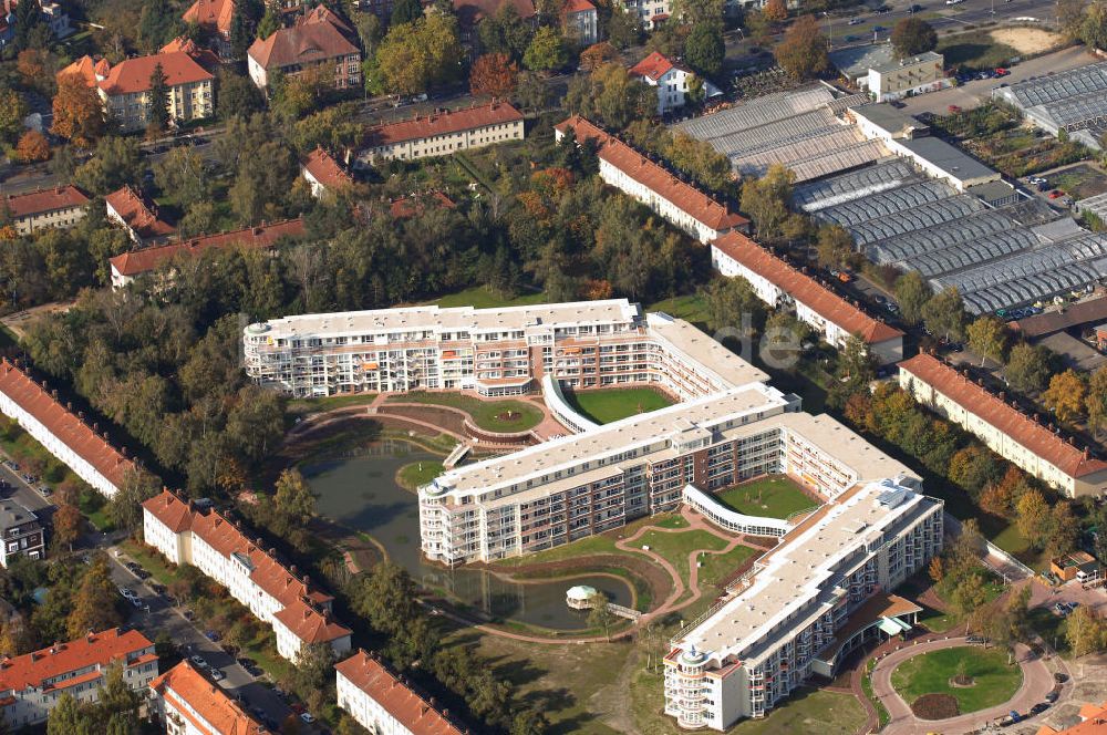 Berlin von oben - Seniorenwohnanlage Rosenhof und Gebäude von Rothe Hermann Gartenbau Blumenschmuck GmbH