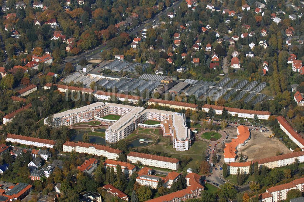 Berlin von oben - Seniorenwohnanlage Rosenhof und Gebäude von Rothe Hermann Gartenbau Blumenschmuck GmbH