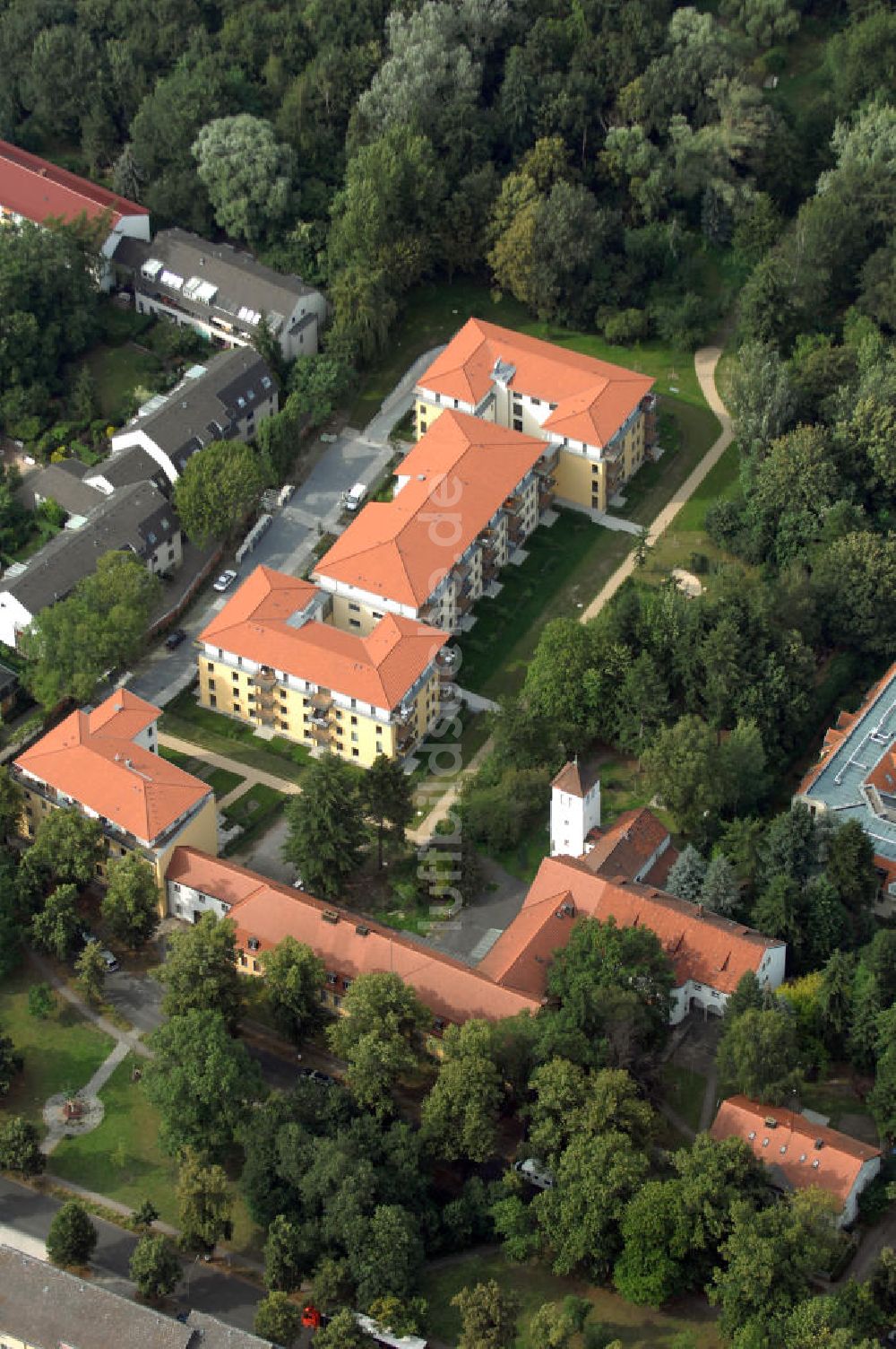 Berlin aus der Vogelperspektive: Seniorenwohnheim des petruswerk Katholische Wohnungsbau- und Siedlungsgesellschaft mbH in Alt-Lankwitz