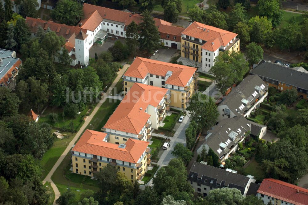 Luftaufnahme Berlin - Seniorenwohnheim des petruswerk Katholische Wohnungsbau- und Siedlungsgesellschaft mbH in Alt-Lankwitz