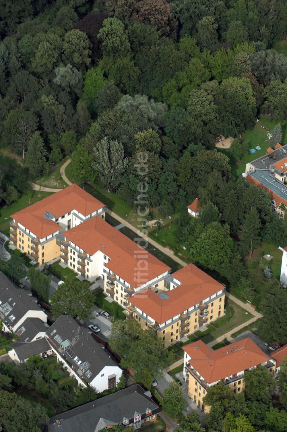 Berlin von oben - Seniorenwohnheim des petruswerk Katholische Wohnungsbau- und Siedlungsgesellschaft mbH in Alt-Lankwitz