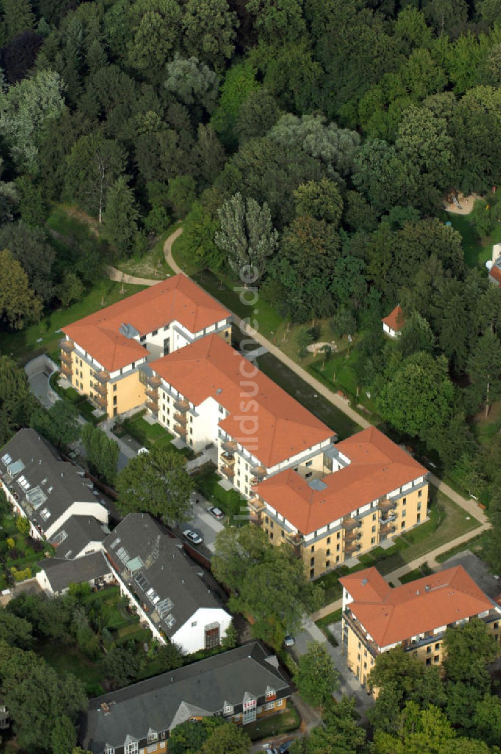 Berlin aus der Vogelperspektive: Seniorenwohnheim des petruswerk Katholische Wohnungsbau- und Siedlungsgesellschaft mbH in Alt-Lankwitz