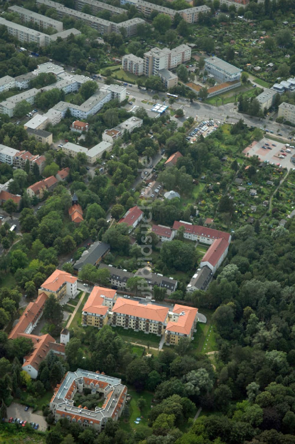 Berlin aus der Vogelperspektive: Seniorenwohnheim des petruswerk Katholische Wohnungsbau- und Siedlungsgesellschaft mbH in Alt-Lankwitz