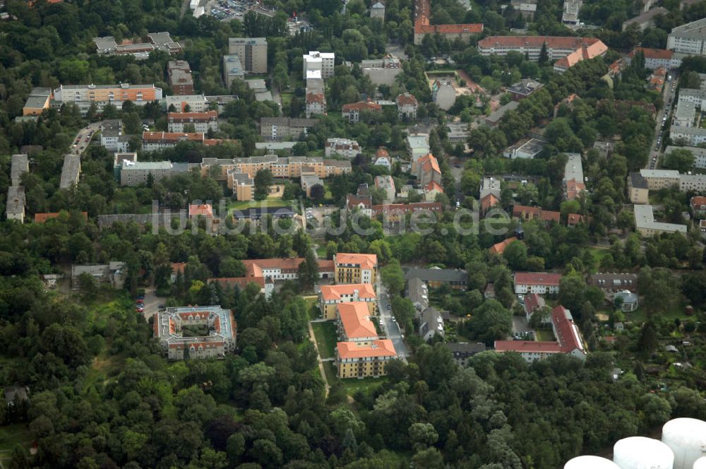 Berlin von oben - Seniorenwohnheim des petruswerk Katholische Wohnungsbau- und Siedlungsgesellschaft mbH in Alt-Lankwitz