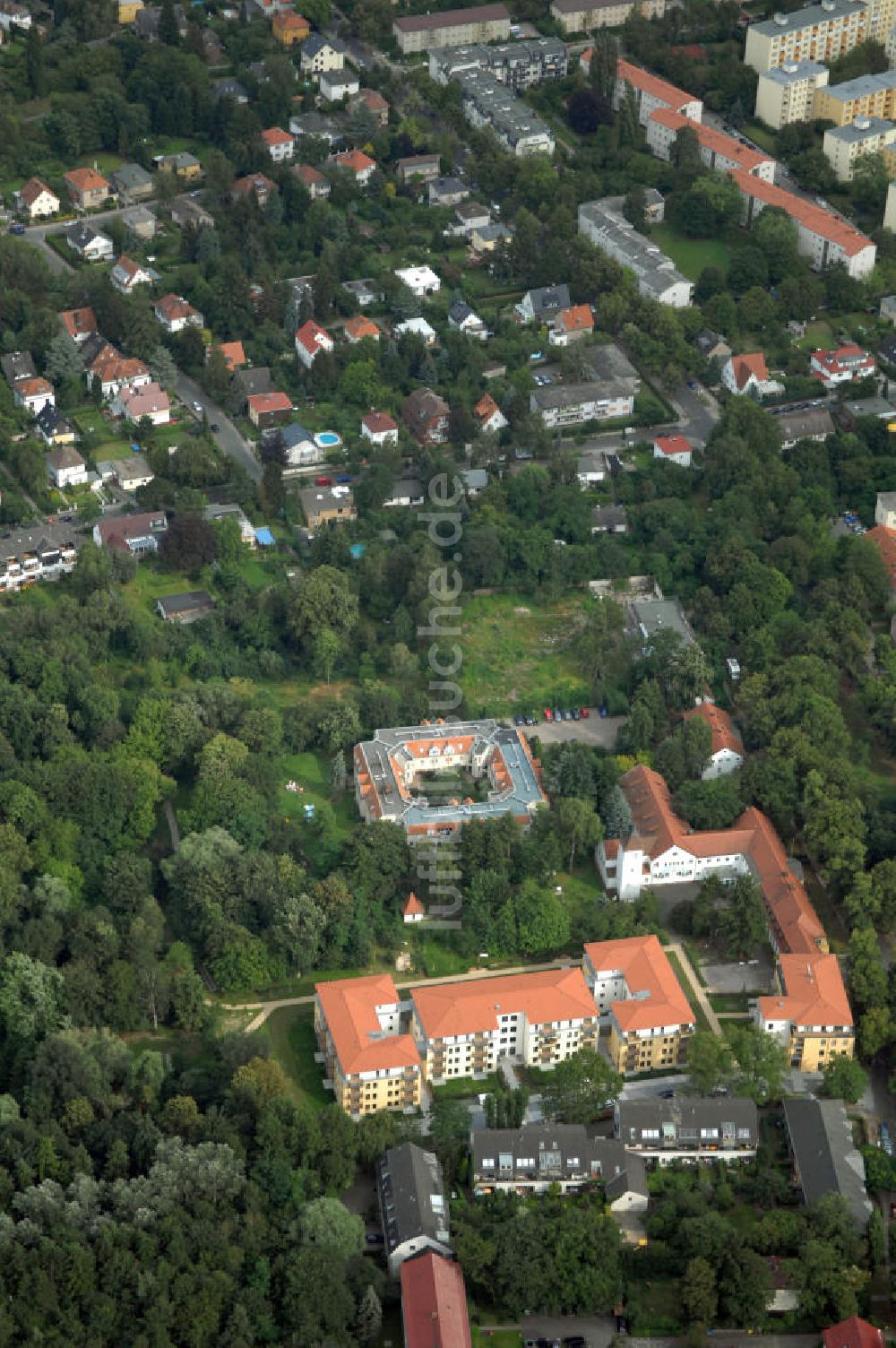 Berlin aus der Vogelperspektive: Seniorenwohnheim des petruswerk Katholische Wohnungsbau- und Siedlungsgesellschaft mbH in Alt-Lankwitz