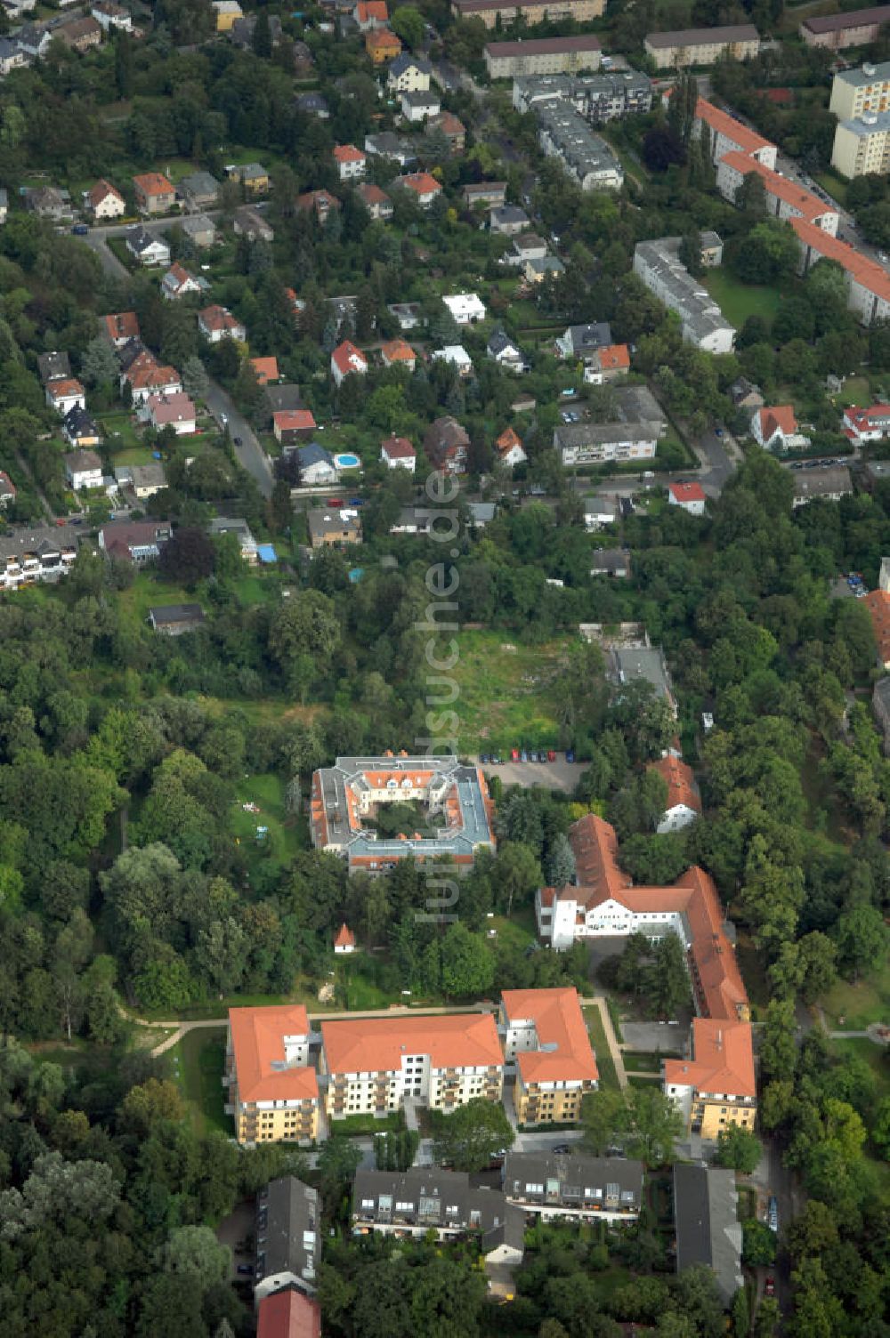 Luftbild Berlin - Seniorenwohnheim des petruswerk Katholische Wohnungsbau- und Siedlungsgesellschaft mbH in Alt-Lankwitz