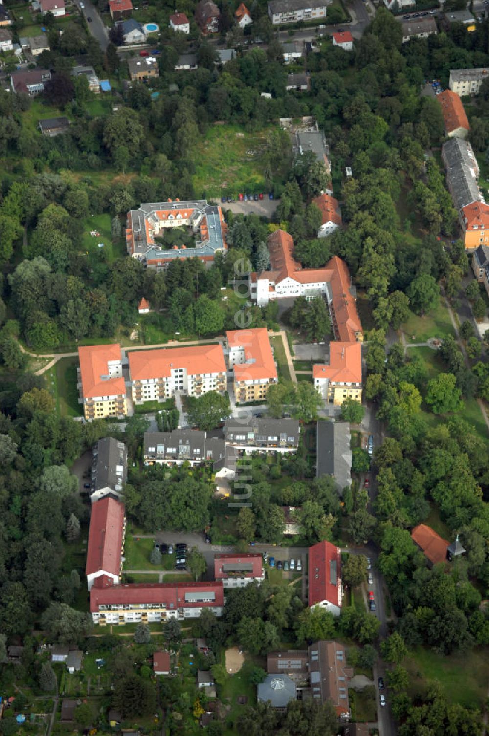 Luftaufnahme Berlin - Seniorenwohnheim des petruswerk Katholische Wohnungsbau- und Siedlungsgesellschaft mbH in Alt-Lankwitz