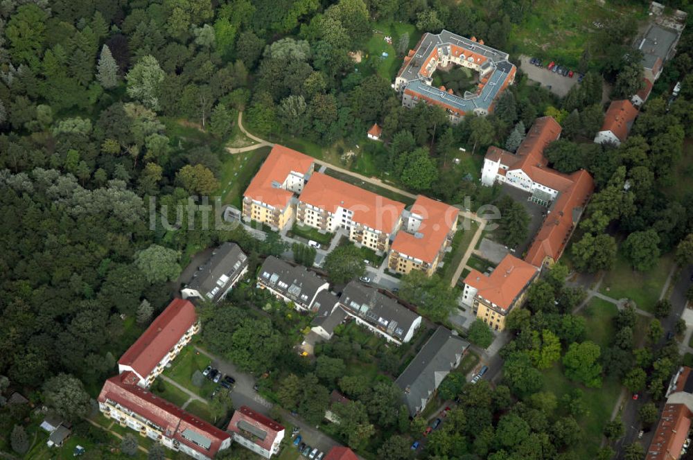 Berlin von oben - Seniorenwohnheim des petruswerk Katholische Wohnungsbau- und Siedlungsgesellschaft mbH in Alt-Lankwitz