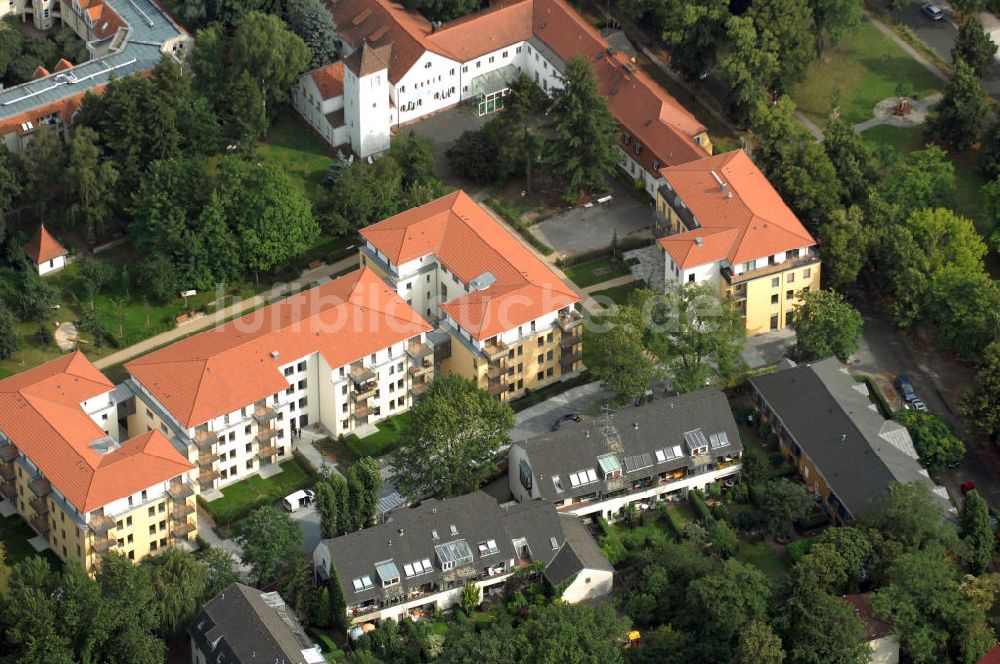 Berlin aus der Vogelperspektive: Seniorenwohnheim des petruswerk Katholische Wohnungsbau- und Siedlungsgesellschaft mbH in Alt-Lankwitz