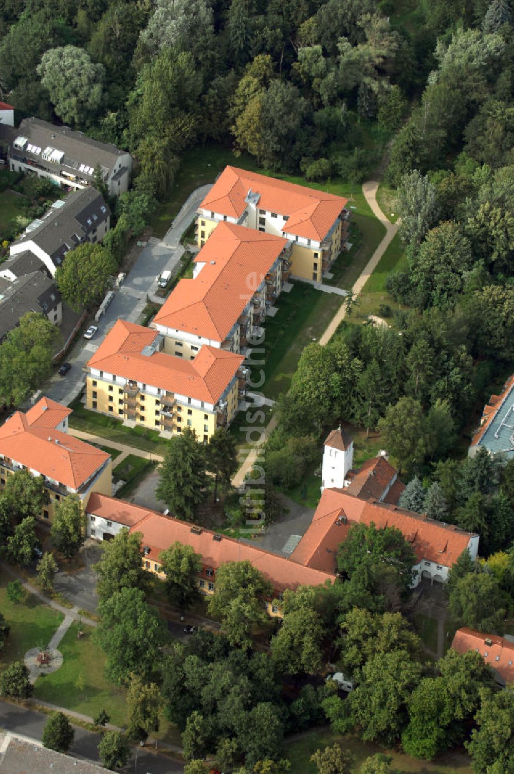 Berlin von oben - Seniorenwohnheim des petruswerk Katholische Wohnungsbau- und Siedlungsgesellschaft mbH in Alt-Lankwitz