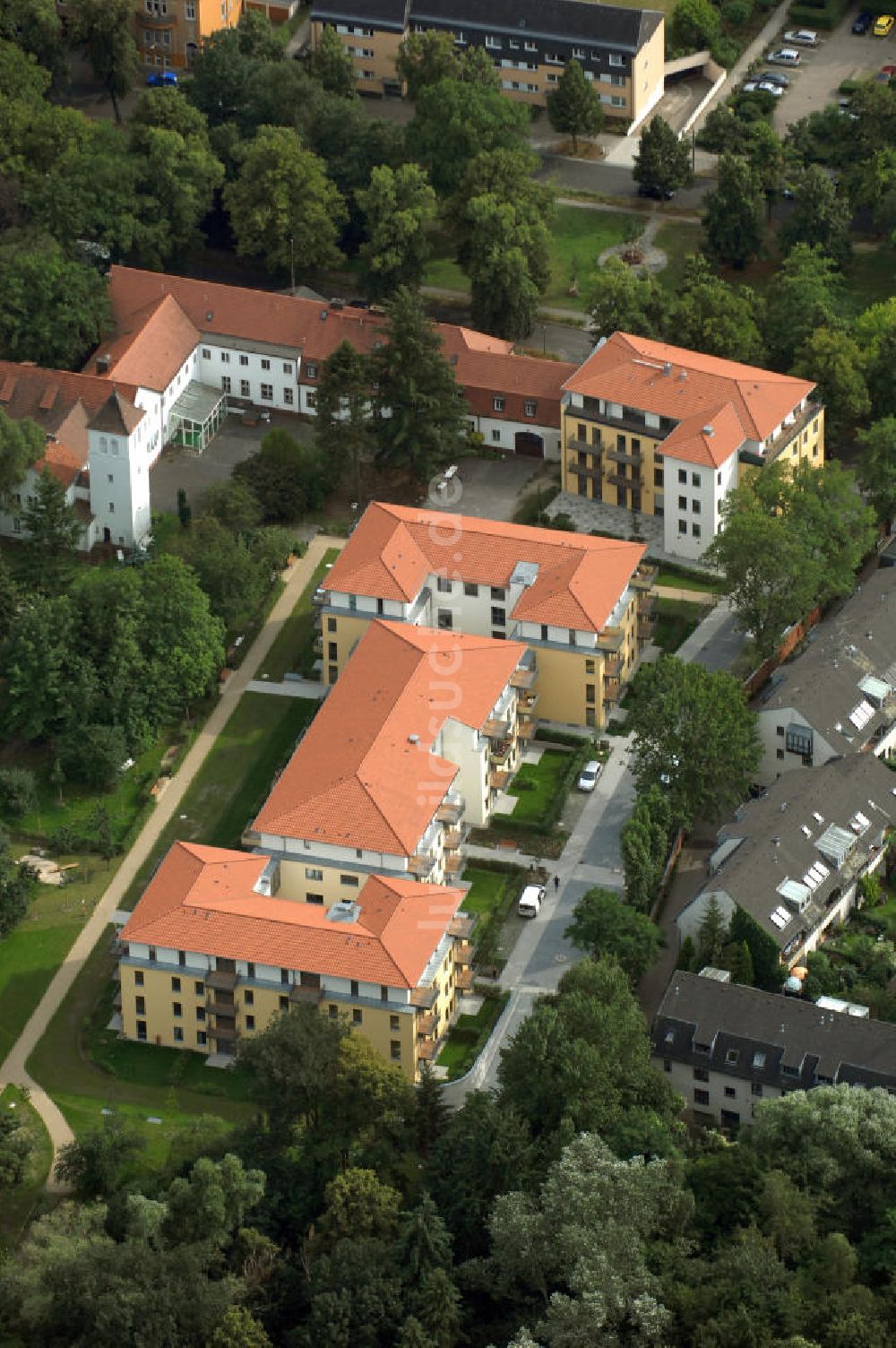 Berlin von oben - Seniorenwohnheim des petruswerk Katholische Wohnungsbau- und Siedlungsgesellschaft mbH in Alt-Lankwitz