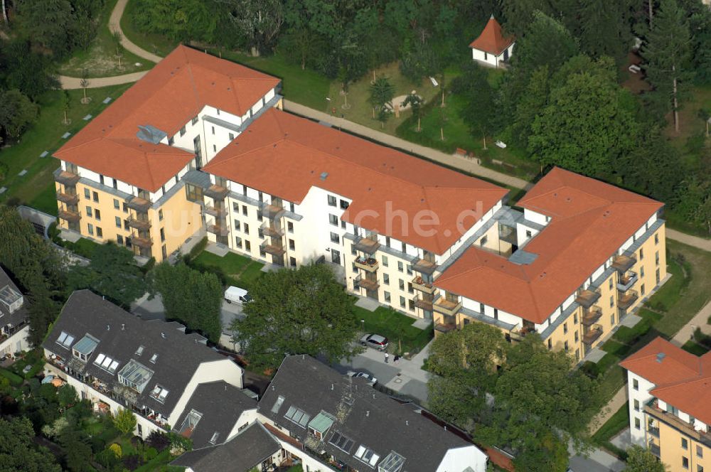 Berlin aus der Vogelperspektive: Seniorenwohnheim des petruswerk Katholische Wohnungsbau- und Siedlungsgesellschaft mbH in Alt-Lankwitz